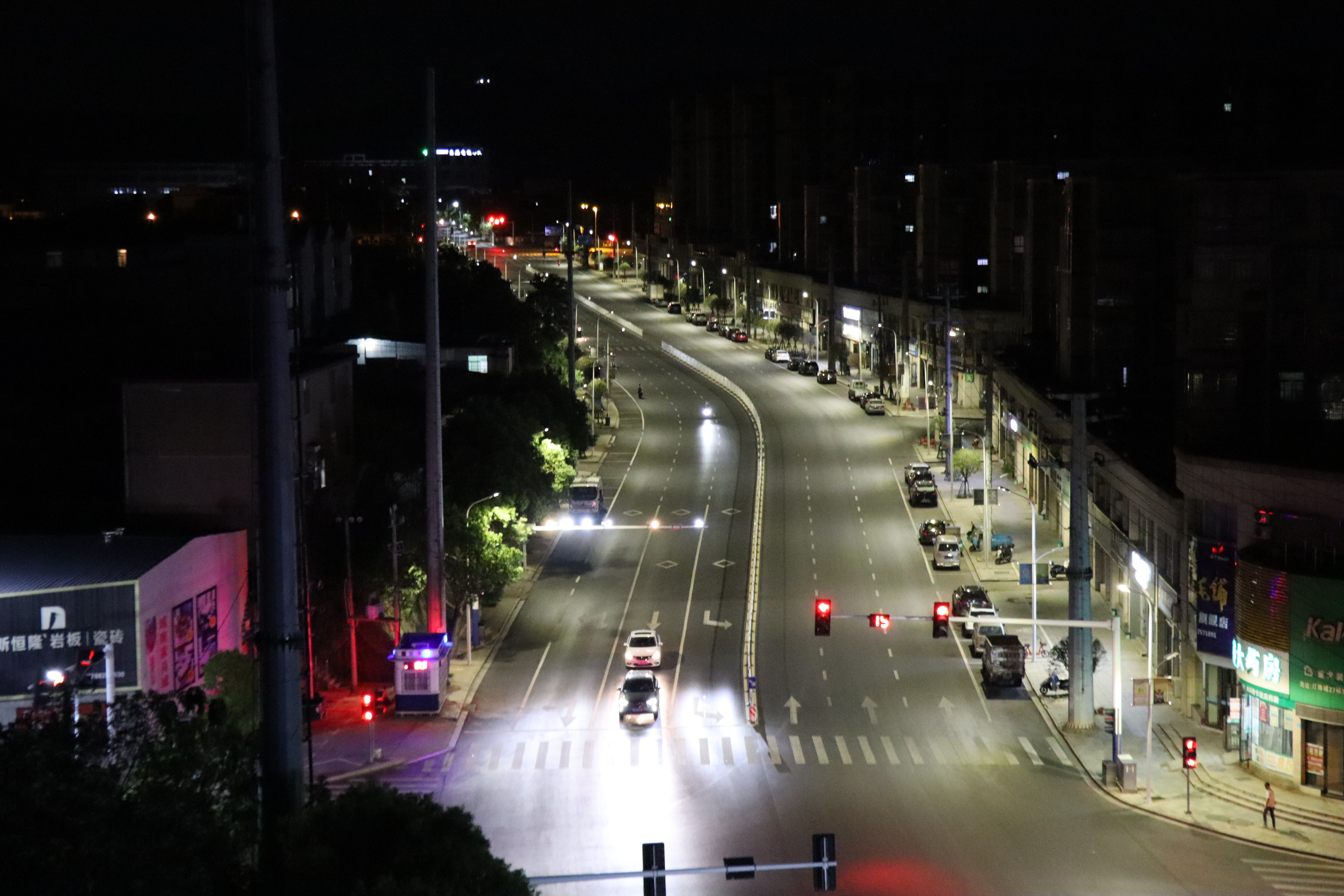 明珠大道路灯改造完美验收，开云(中国)Kaiyun·官方网站电保安全节能路灯让每一度电都更有价值！